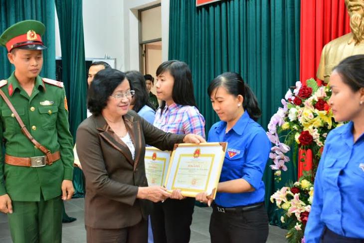 UBND tỉnh: Tổng kết công tác tuyển chọn và gọi công dân nhập ngũ năm 2015